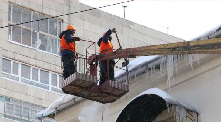 Фото работы по очистке крыш от сосулек с помощью автовышки